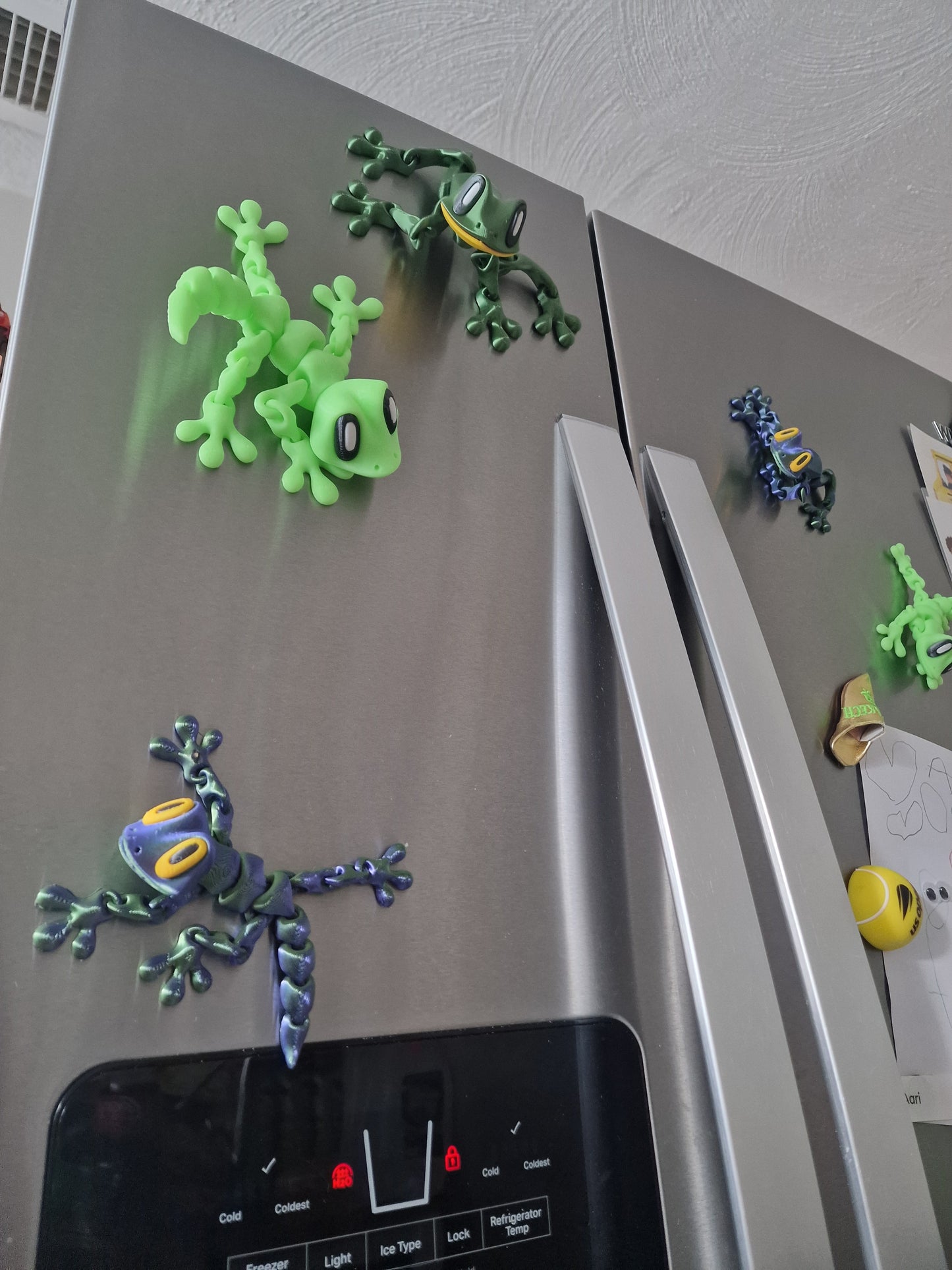 Blob frog with magnets